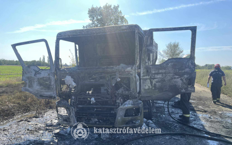 Kiégett egy teherautó Örményesnél
