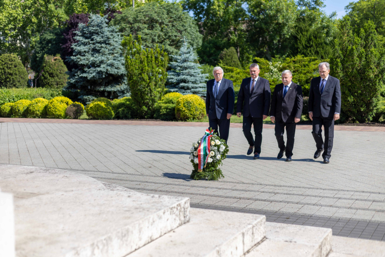 Koszorúzás a Hősök Napja alkalmából