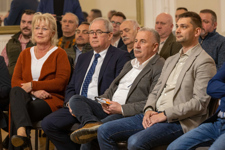 Ferencz Orsolya űrkutató, űrkutatásért felelős miniszteri biztos lakossági fóruma