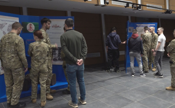 LENYŰGÖZTE A DIÁKOKAT A TENGERÉSZETI KIÁLLÍTÁS