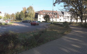 MÉG A BUSZMEGÁLLÓBÓL IS ELLOPTA A PADOT