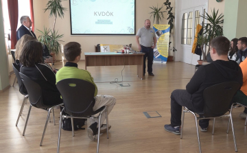 MEGTARTOTTA TISZTÚJÍTÓ ÜLÉSÉT A DIÁKÖNKORMÁNYZAT