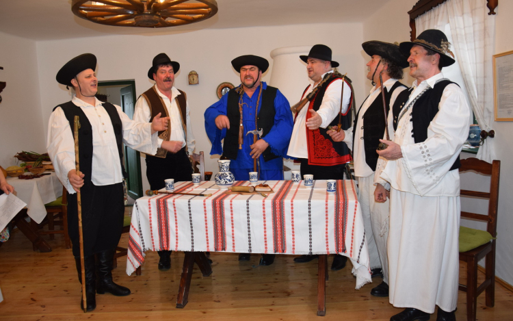 A műsorban bemutatják a várost is