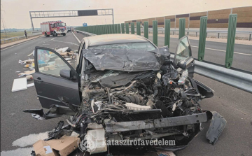 Kisteherautónak ütközött egy gépkocsi az M4-esen