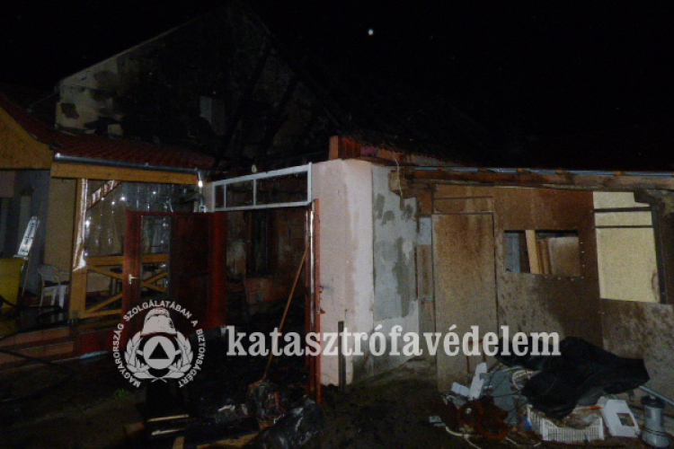  Egy ház terasza és garázsa égett Karcagon