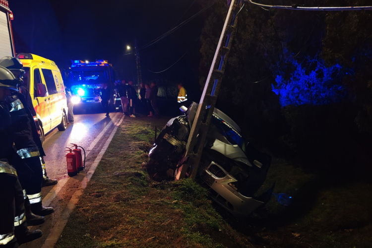 Villanyoszlopnak hajtott egy autó Jászapátiban