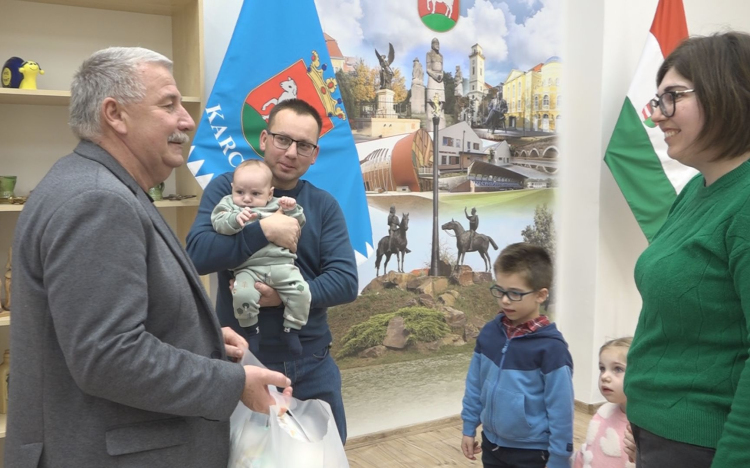 ÖRÜLNEK A BABACSOMAGNAK