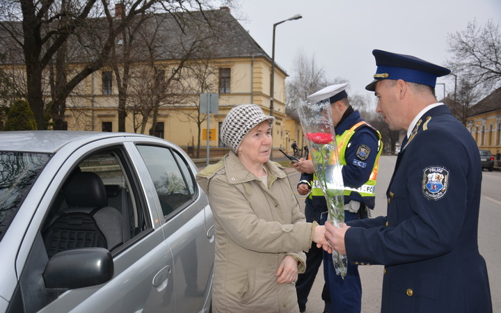 Virágot adott a kapitány