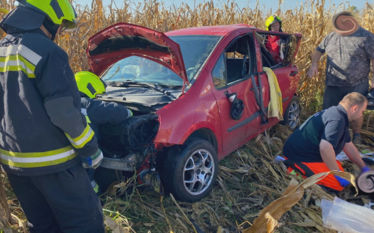  Felborult egy autó a 34-es főúton