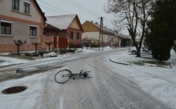 Balesetveszélyes kerékpározni a havas, csúszós úton 