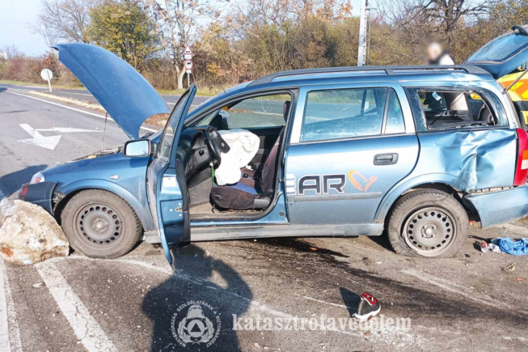  Két autó ütközött Karcagnál