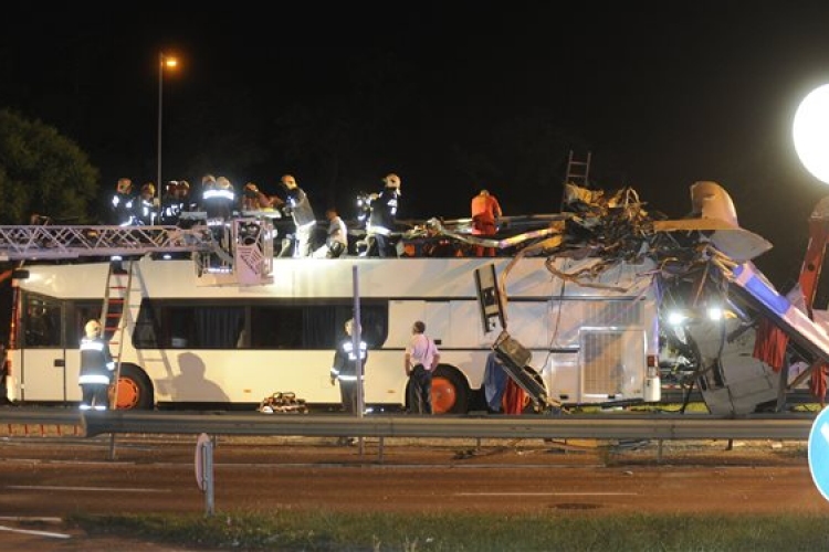 Levágta egy emeletes busz tetejét egy magasságkorlátozó a fővárosban – Többen megsérültek