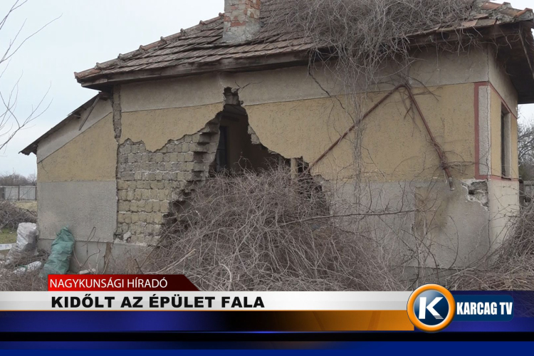 KIDŐLT AZ ÉPÜLET FALA