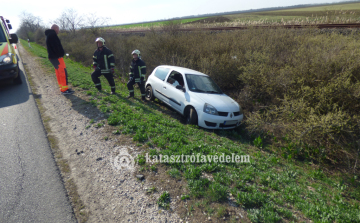  Lesodródott az útról egy autó Karcagnál