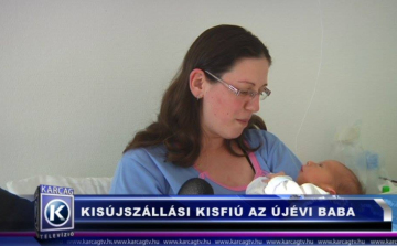 KISÚJSZÁLLÁSI KISFIÚ A KÁTAI GÁBOR KÓRHÁZBAN SZÜLETETT ÚJÉVI BABA