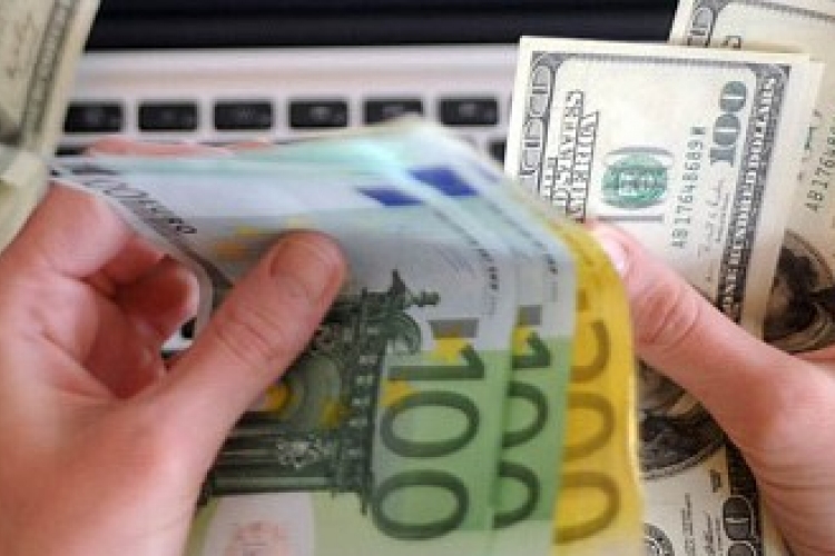 Devizapiac - Árnyalatnyit gyengült a forint az euróval és a dollárral szemben
