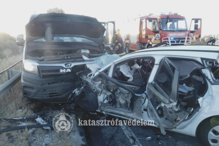  Három autó ütközött a 4-es főúton