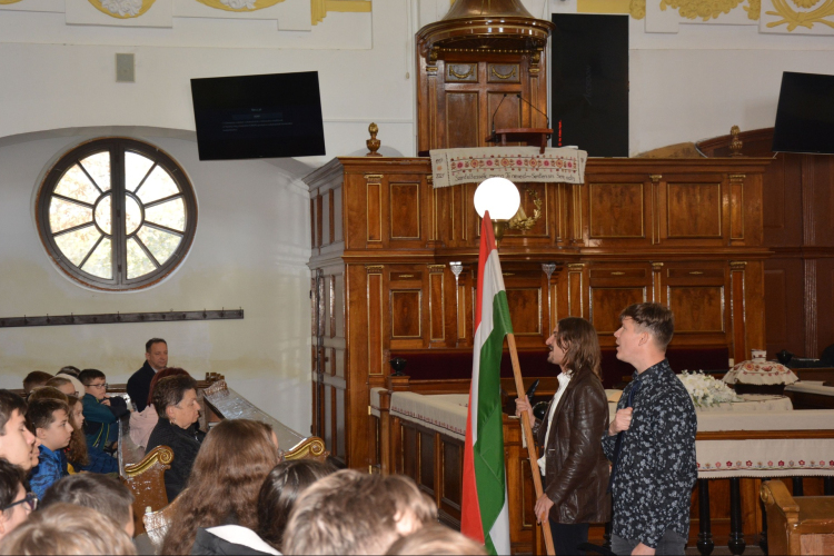 ARANY ÉS PETŐFI BARÁTSÁGA A NAGYTEMPLOMBAN