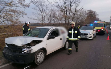  Teherautónak ütközött egy személygépkocsi a 442-es főúton