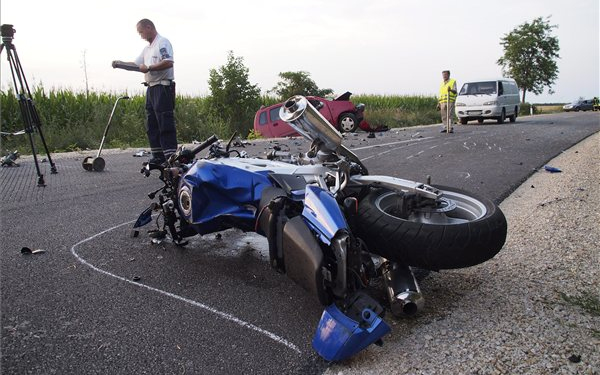 Frontális ütközés, meghalt a motoros