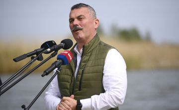 Kerékpáros kompokat adtak át a Tisza-tó melletti Tiszaderzsen