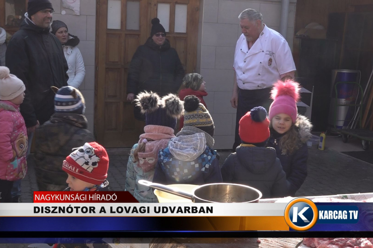 DISZNÓTOR A LOVAGI UDVARBAN