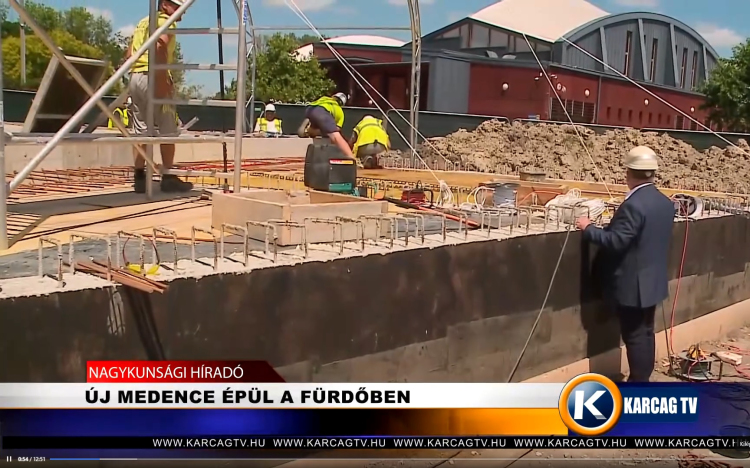 ÚJ MEDENCE ÉPÜL A FÜRDŐBEN