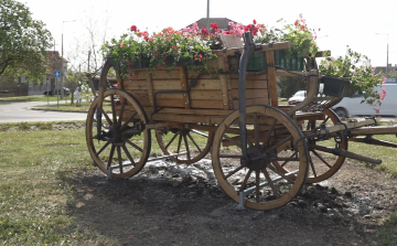 SZEKÉRREL DÍSZÍTETTÉK A KÖRFORGALMAT