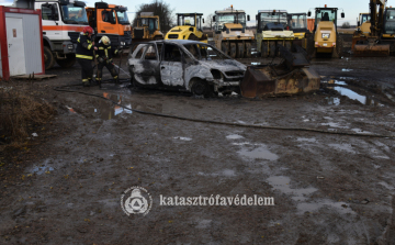  Kigyulladt egy autó Törökszentmiklósnál