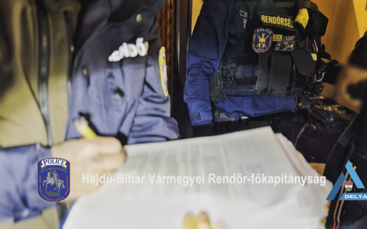 ISMÉT LECSAPOTT A DELTA