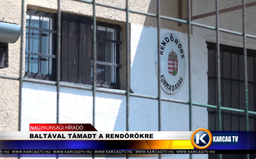 BALTÁVAL TÁMADT A RENDŐRÖKRE