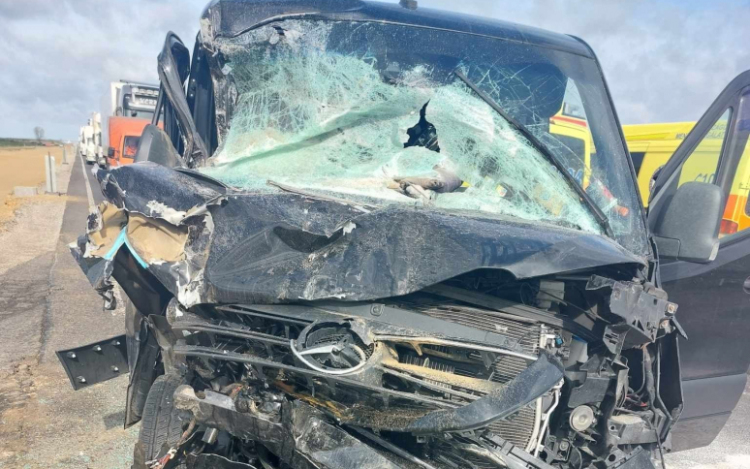 Teherautó ütközött kisbusszal Kisújszállásnál