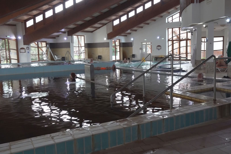 GYÓGYÁSZATI SZOLGÁLTATÁSOKKAL ÉS KEDVEZMÉNYEKKEL IS VÁRJÁK A FÜRDŐZŐKET