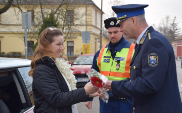 A rendőrök is köszöntötték ma a hölgyeket