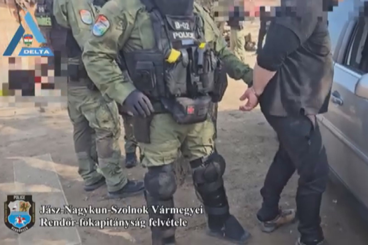 JÁSZBERÉNYI DÍLER RÁCS MÖGÖTT