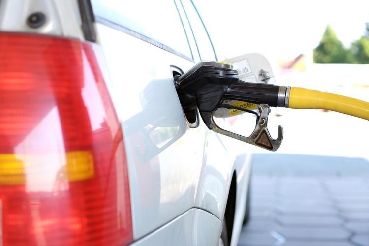 Csökken az üzemanyagok ára szerdán