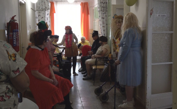 FARSANG A VARRÓ UTCAI IDŐSOTTHONBAN