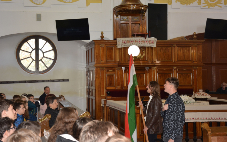 ARANY ÉS PETŐFI BARÁTSÁGA A NAGYTEMPLOMBAN