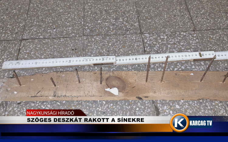 SZÖGES DESZKÁT RAKOTT A SÍNEKRE