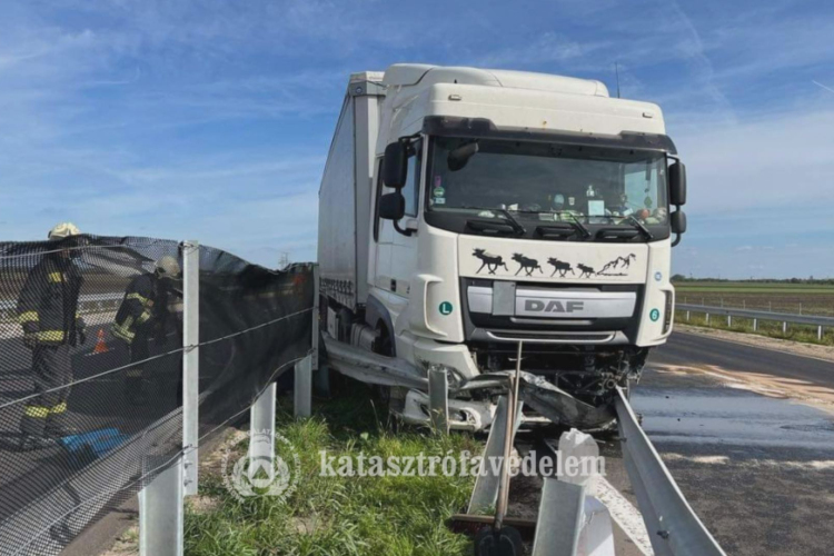 Szalagkorlátnak ütközött egy kamion az M4-esen