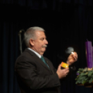 Az első adventi gyertya meggyújtása