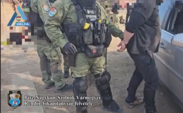 JÁSZBERÉNYI DÍLER RÁCS MÖGÖTT