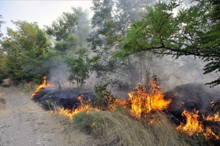 Az ország több pontján égnek a tarlók, lakóházak is veszélyben vannak