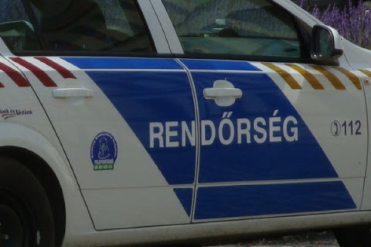 Vezetőfülkébe épített pedállal billentette a rendszámtáblát