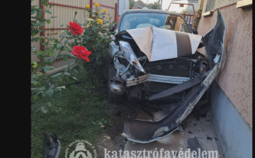 Lakóház udvarába csapódott egy autó Karcagon