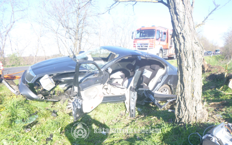  Árokba csapódott egy autó Jászberénynél