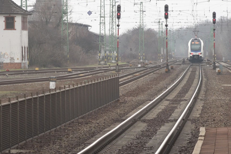 LESZÁLLÍTOTTÁK A VONATRÓL