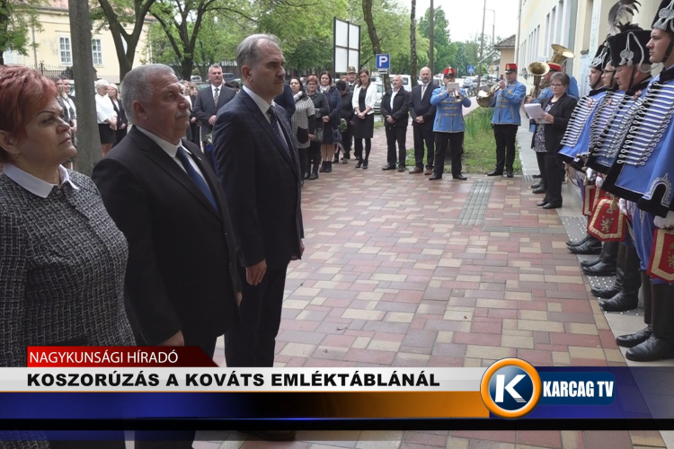 KOSZORÚZÁS A KOVÁTS EMLÉKTÁBLÁNÁL  