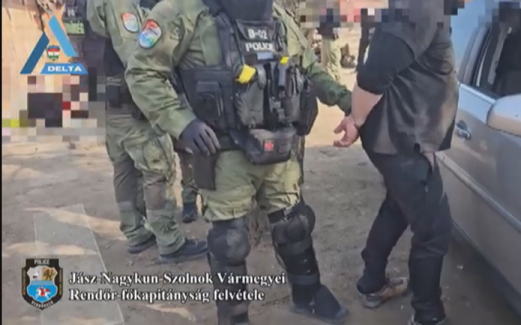 JÁSZBERÉNYI DÍLER RÁCS MÖGÖTT