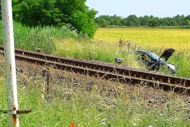 -Személyautó ütközött vonattal Tiszaföldvárnál, a sofőrt mentőhelikopter szállította el